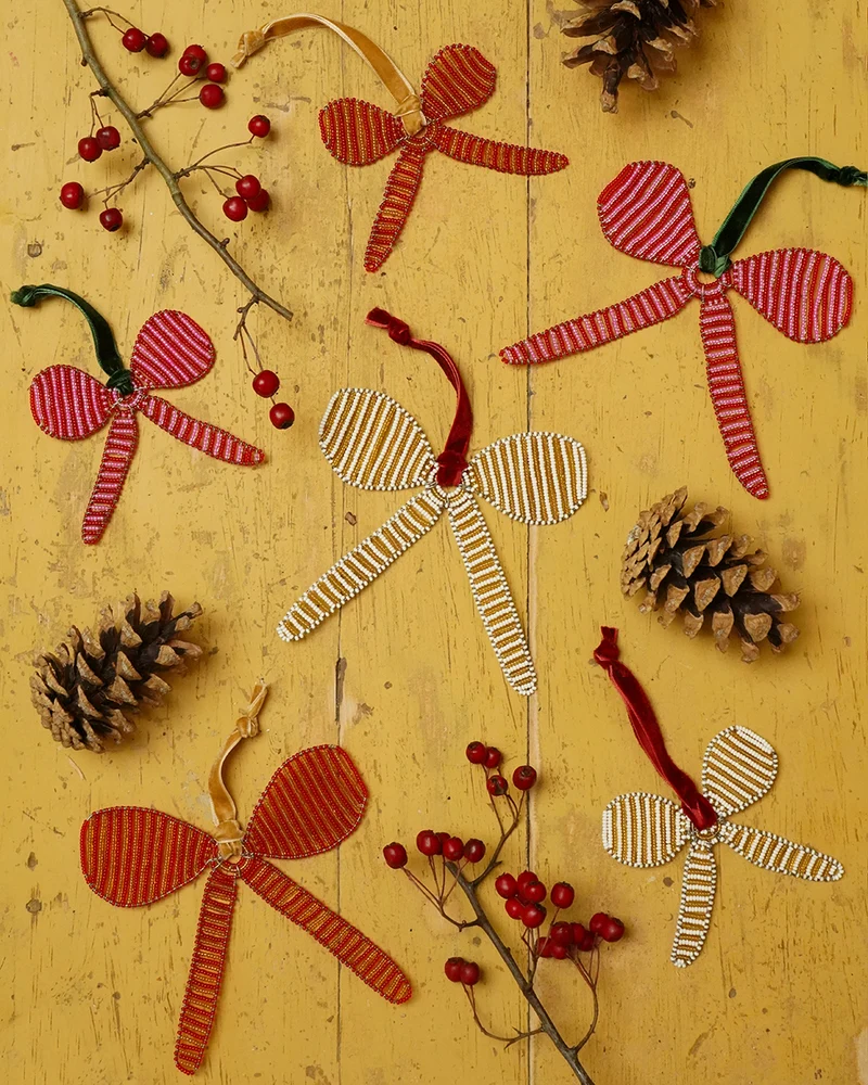 HAJA: Hand-beaded Red and Pink Bow Tree Decoration