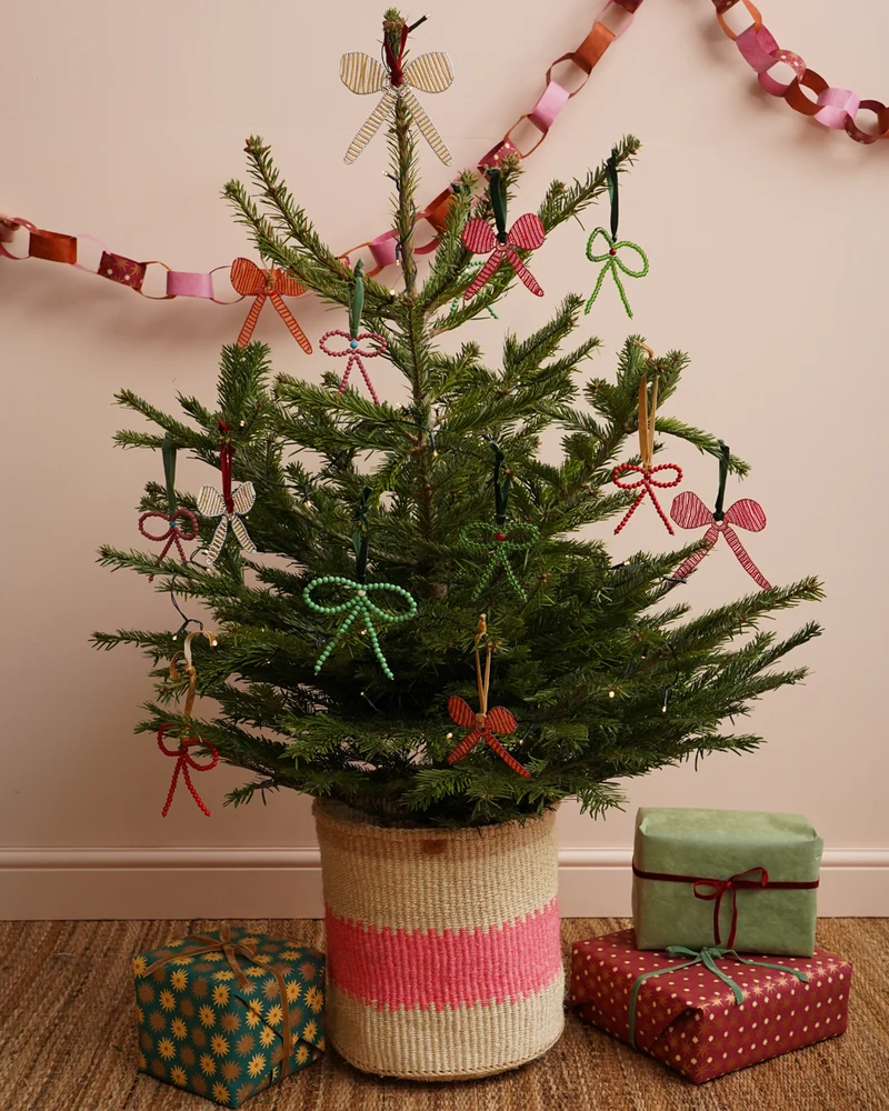 HIJI: Hand-beaded White and Gold Bow Tree Decoration