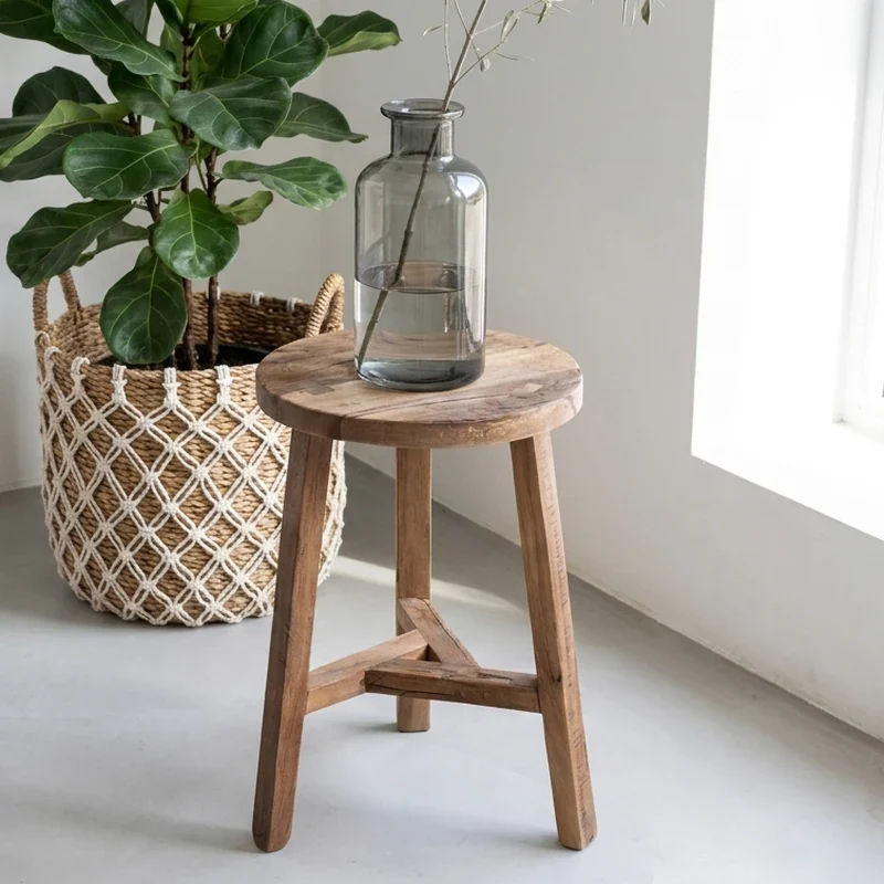 Rustikaler Hocker aus Altholz – Farmwood