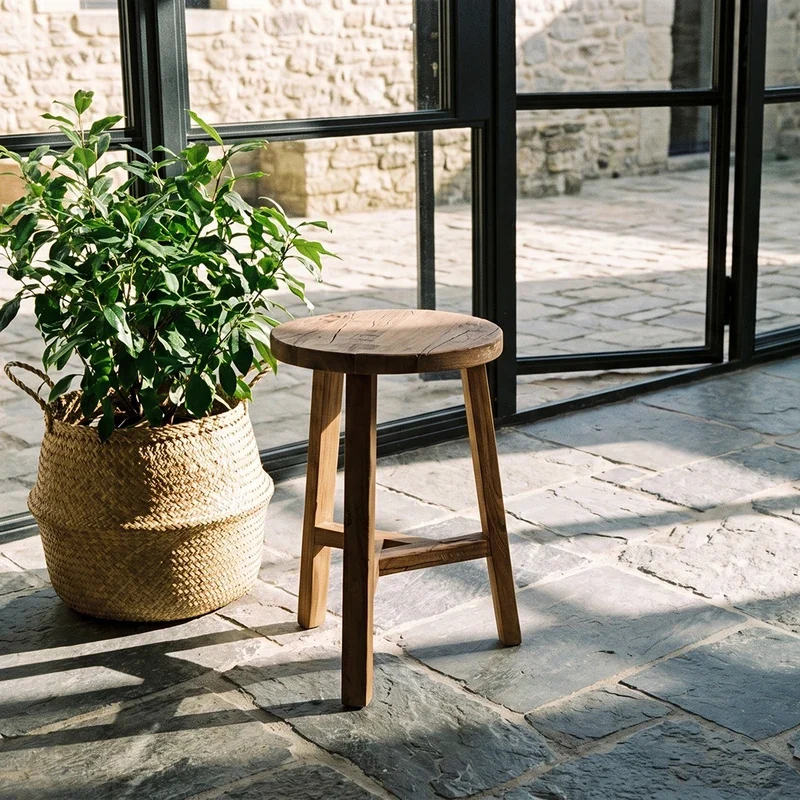 Rustikaler Hocker aus Altholz – Farmwood