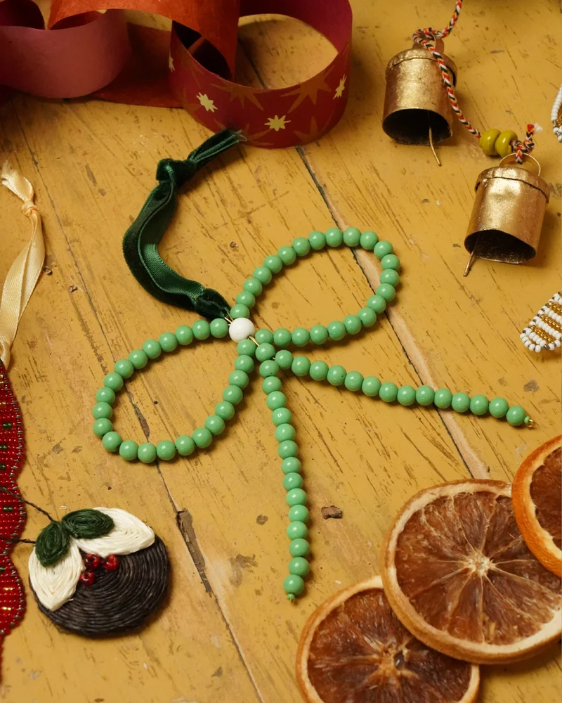 GAWA: Green and White Beaded Christmas Bow Tree Decoration