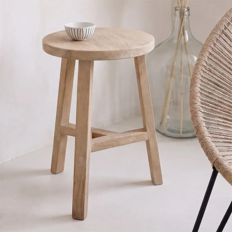 Dreibeiniger Holzhocker rund