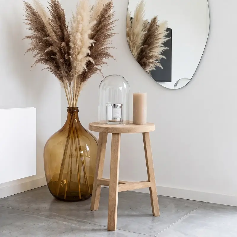Dreibeiniger Holzhocker rund