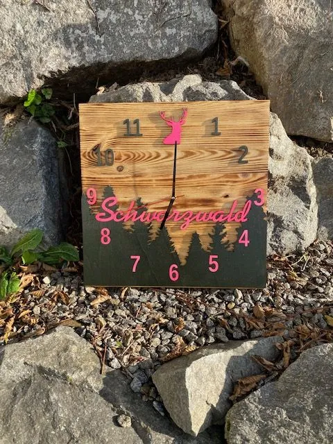 Schwarzwald Clock "Lindsay", Kieferholz, modern, Wohnaccessoire, Wohn-Deko.