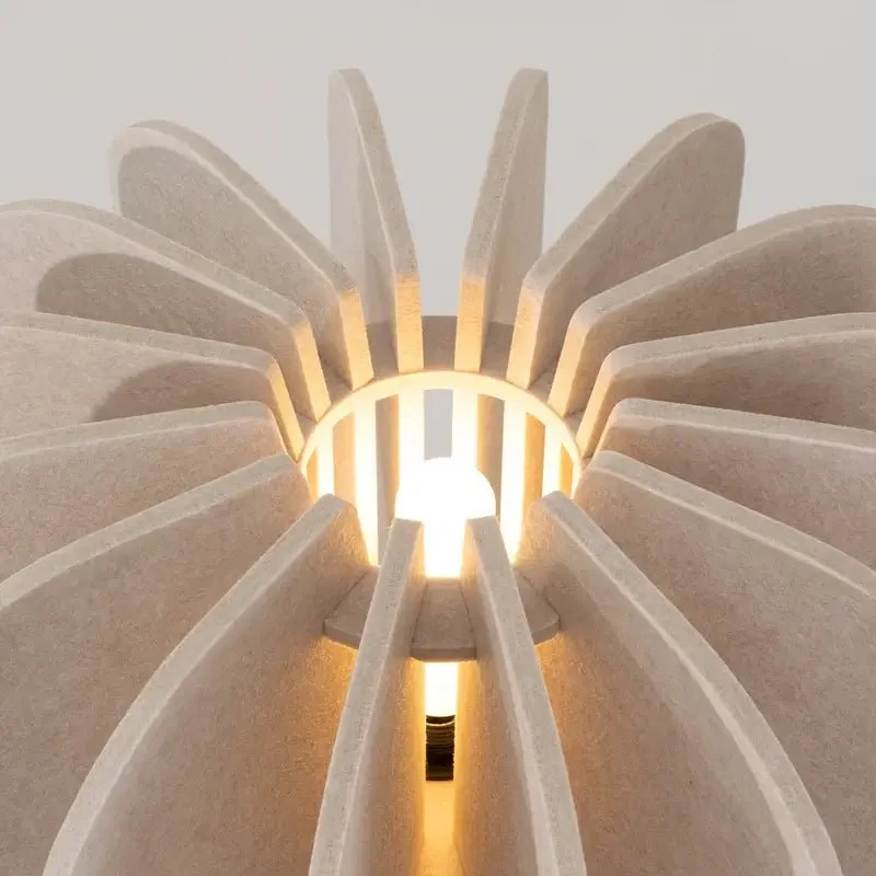 MULA Stehlampe Dreibein aus Filz – Beige