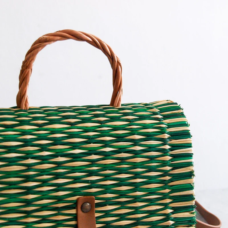 Traditioneller portugiesischer Korb mit Riemen - Klein Grün