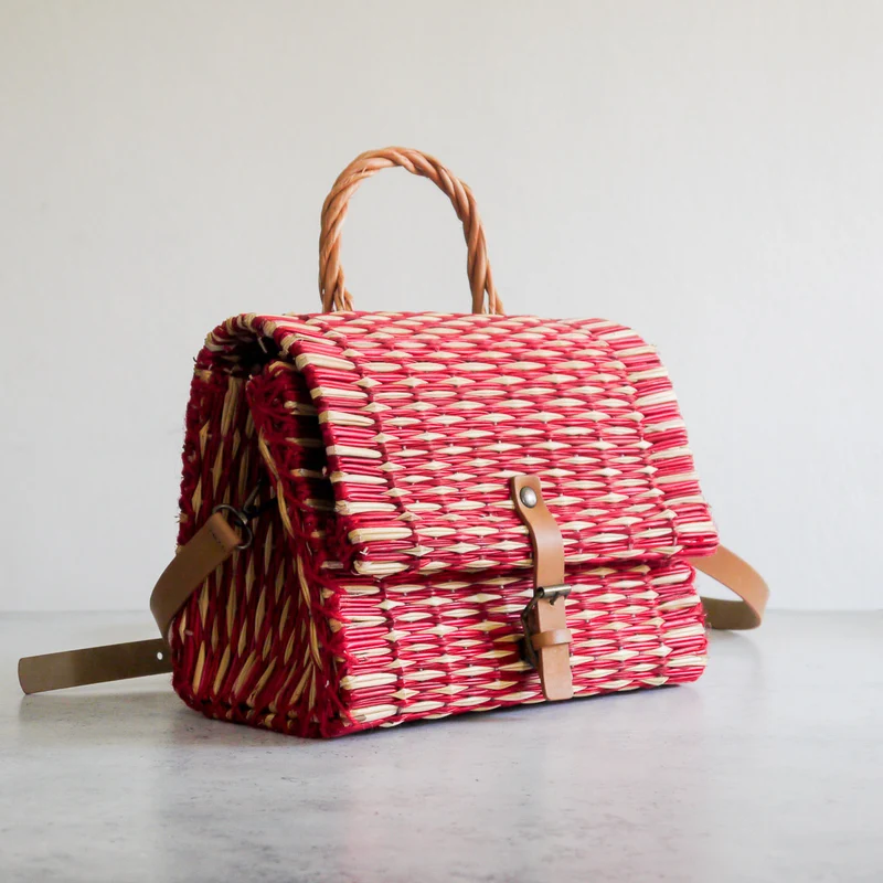 Traditioneller portugiesischer Korb mit Riemen - Klein Rot