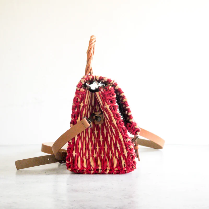 Traditioneller portugiesischer Korb mit Riemen - Klein Rot