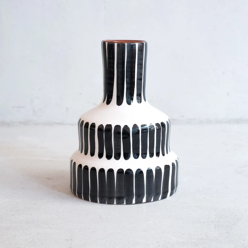 Gestufte Vase in Schwarz