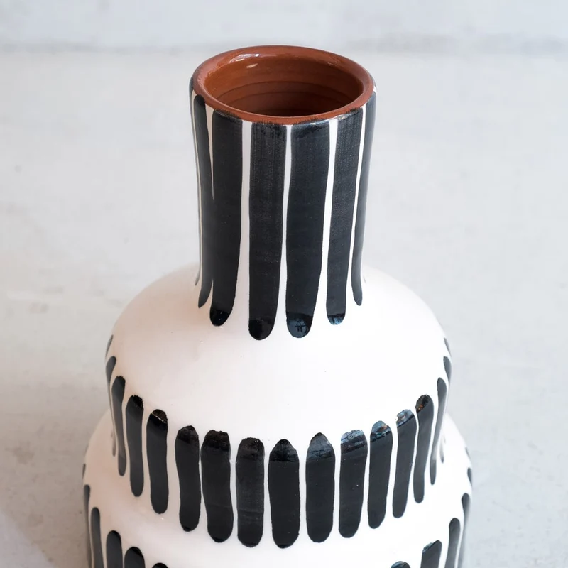 Gestufte Vase in Schwarz