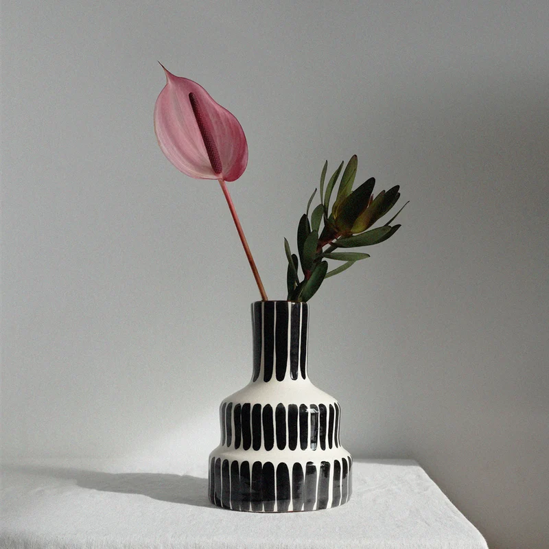Gestufte Vase in Schwarz