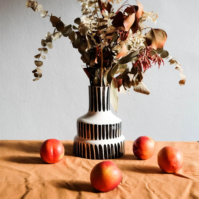 Gestufte Vase in Schwarz
