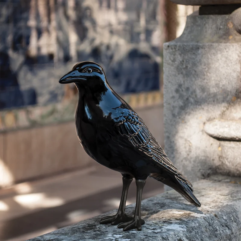 Keramikfigur einer Krähe mit schwarzen Füßen