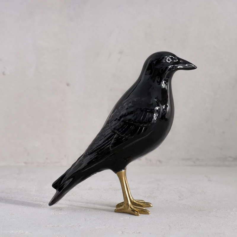 Keramik-Krähenfigur mit goldenen Füßen