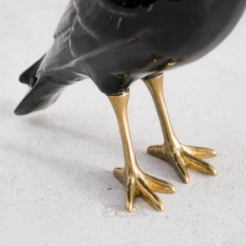 Keramik-Krähenfigur mit goldenen Füßen