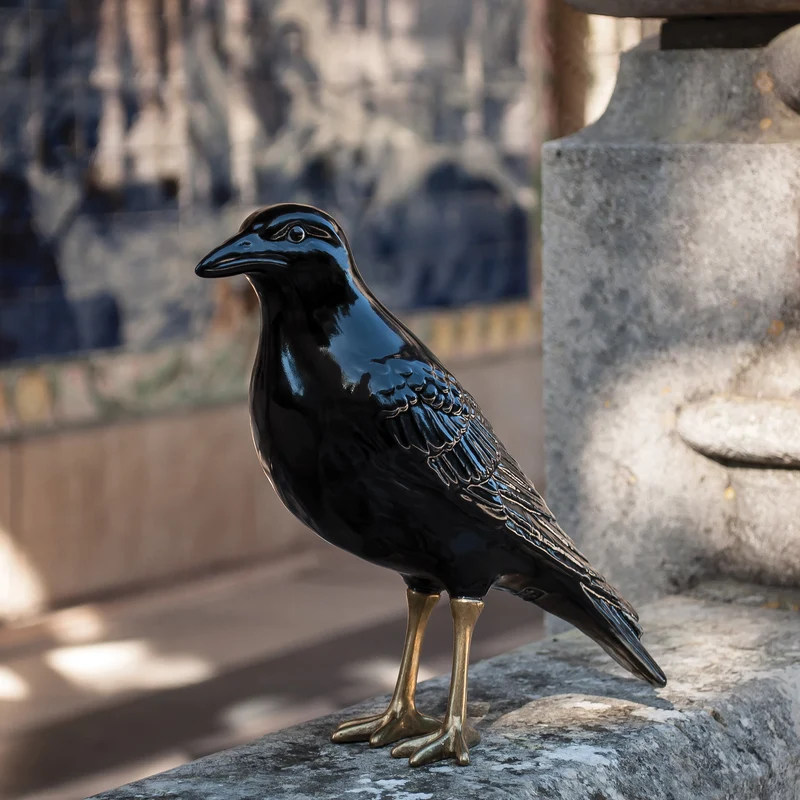 Keramik-Krähenfigur mit goldenen Füßen