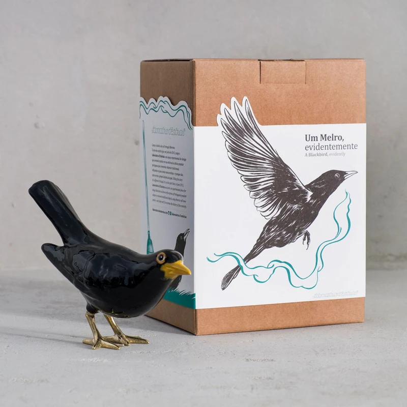 Amsel mit Messingfüßen und vertikalem Schwanz