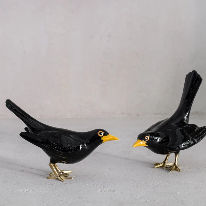 Amsel mit Messingfüßen und vertikalem Schwanz