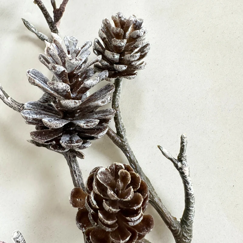 Kunstblume - Zweig mit Zapfen - beschneit