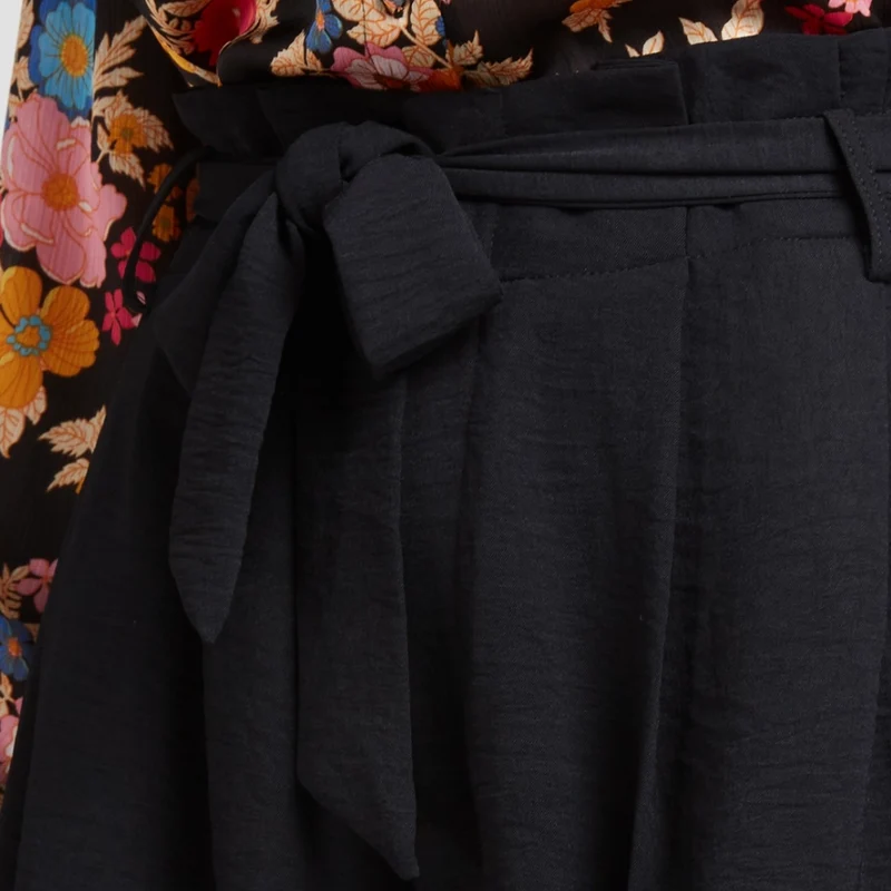 Shorts - BENITA - Fluidshorts mit Gürtel