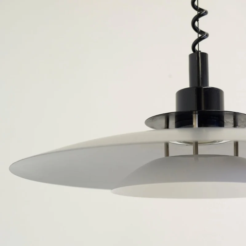 Futuristische Vintage Pendelleuchte aus Metall - Skandinavisches Design der 1980er - DesignWe.Love